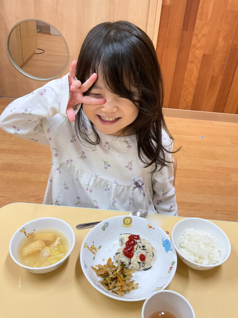 保育園のこどもの日　手作りこいのぼりと特別給食　大阪　くじら保育園　202605-5