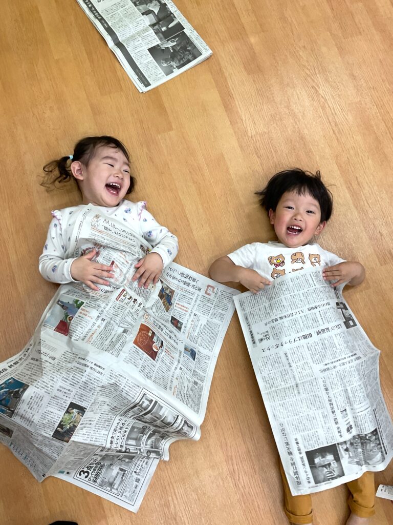 新聞紙を使った見立て遊び 大阪 保育園 くじら保育園 202605-2