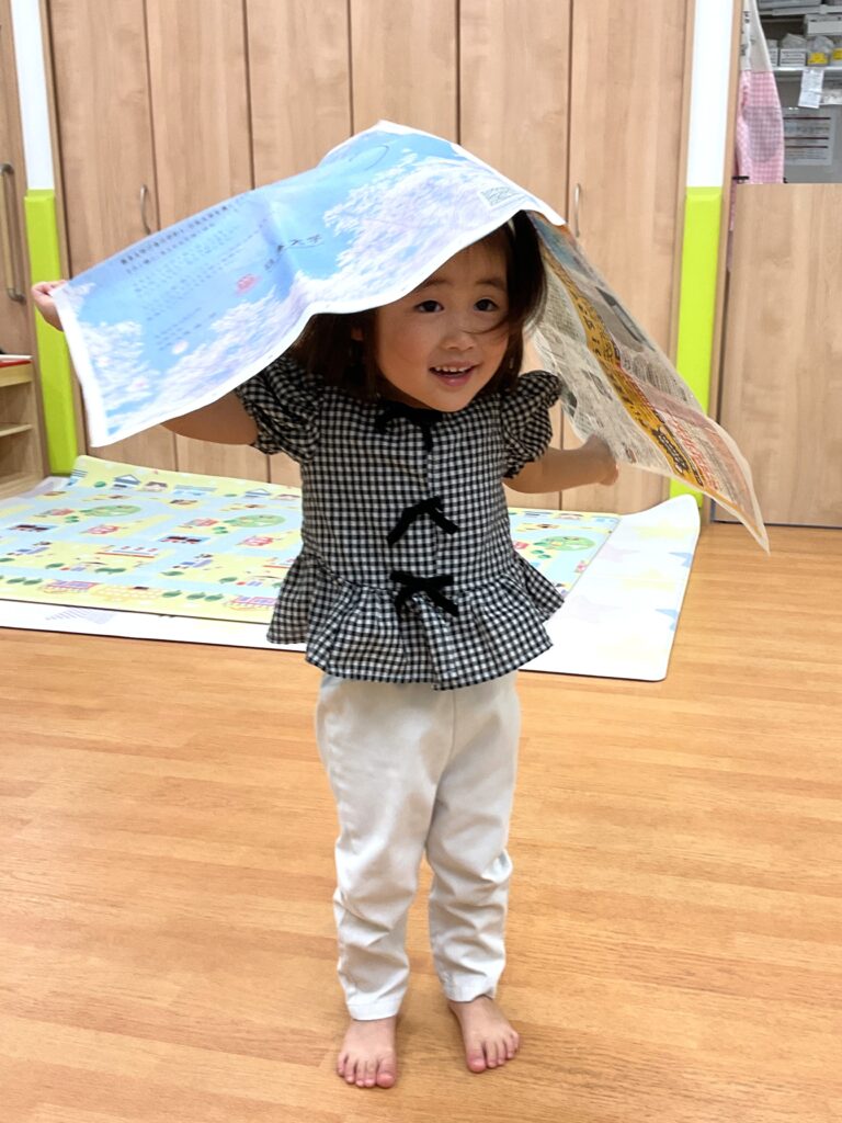 新聞紙を使った見立て遊び 大阪 保育園 くじら保育園 202605-3