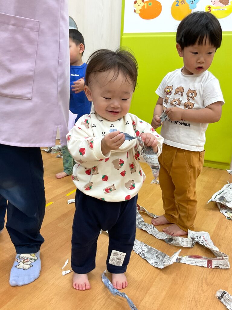 新聞紙を使った見立て遊び 大阪 保育園 くじら保育園 202605-1