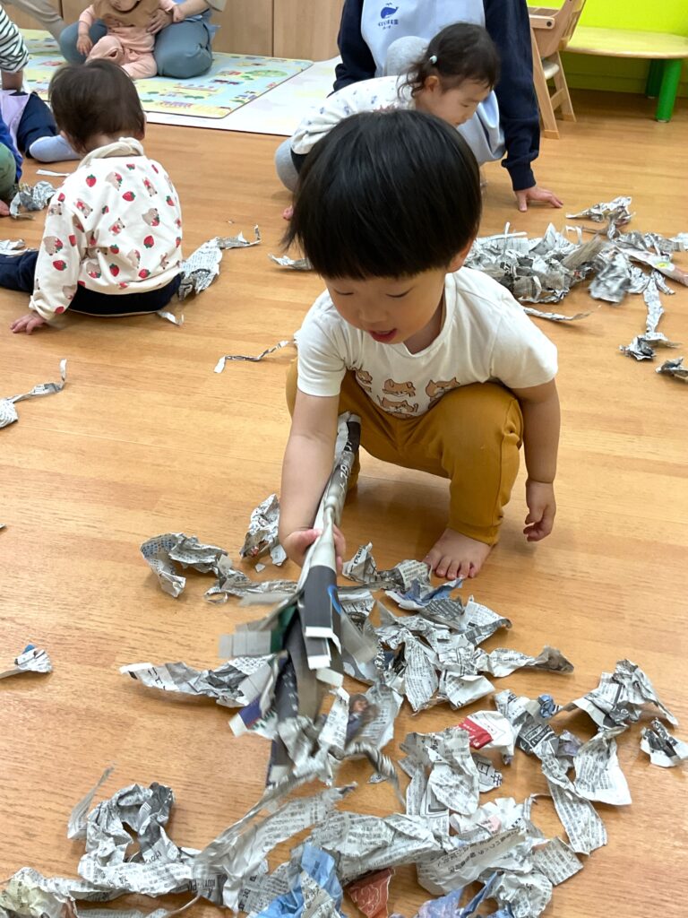新聞紙を使った見立て遊び 大阪 保育園 くじら保育園 202605-5