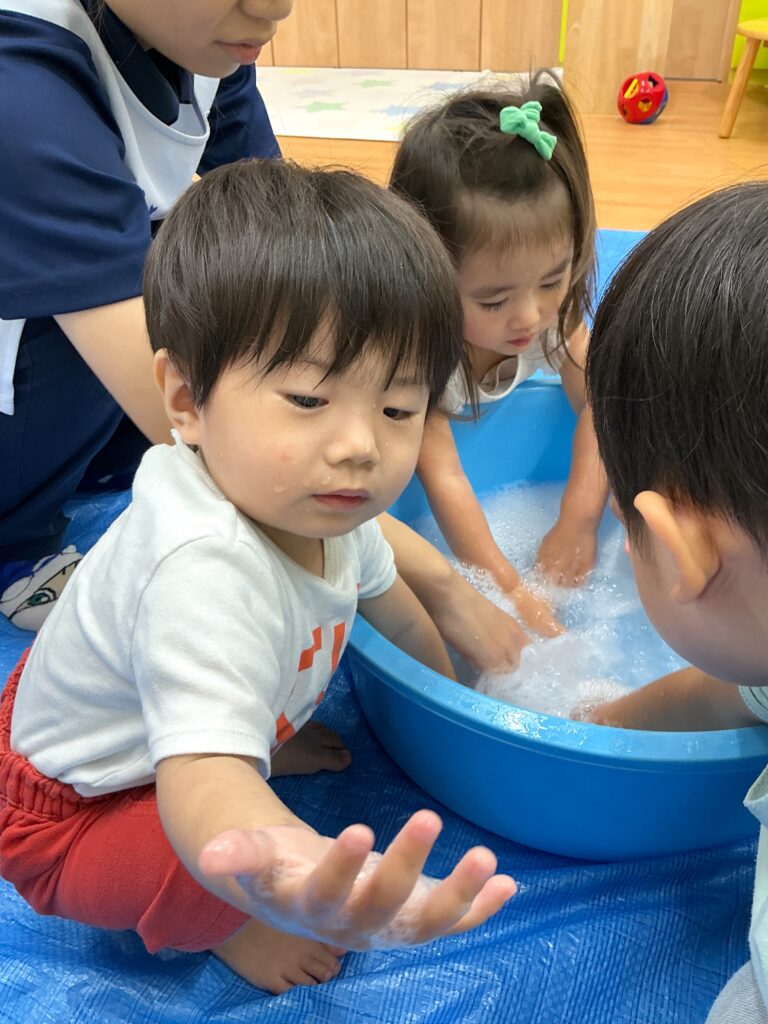 保育園で泡あそびと春雨遊び　くじら保育園　大阪　202607-2