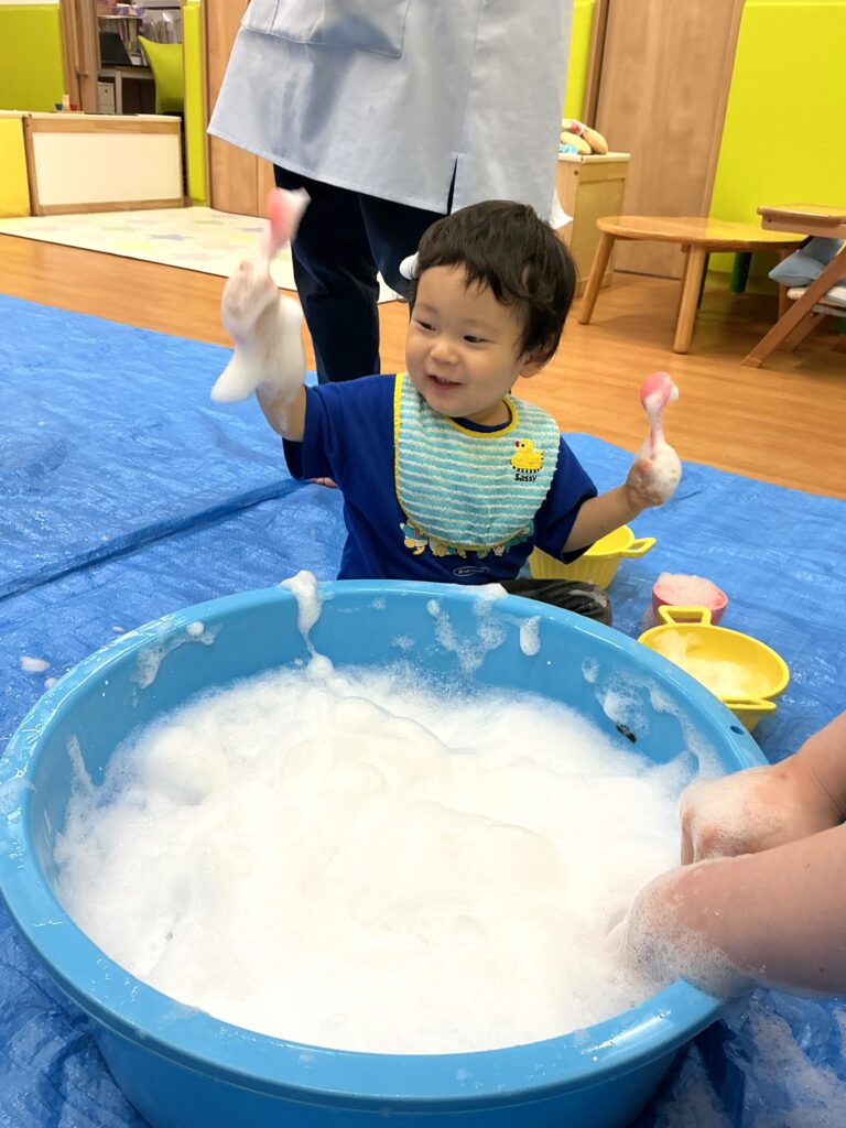 保育園で泡あそびと春雨遊び　くじら保育園　大阪　202607-1