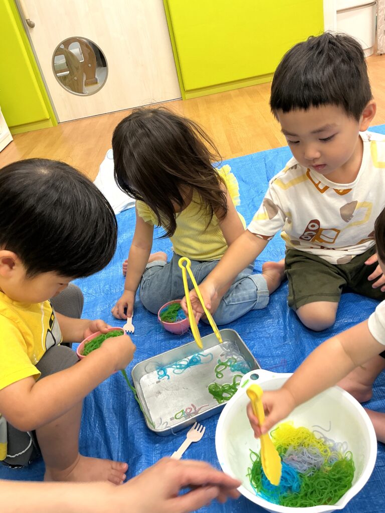 保育園で泡あそびと春雨遊び　くじら保育園　大阪　202607-4