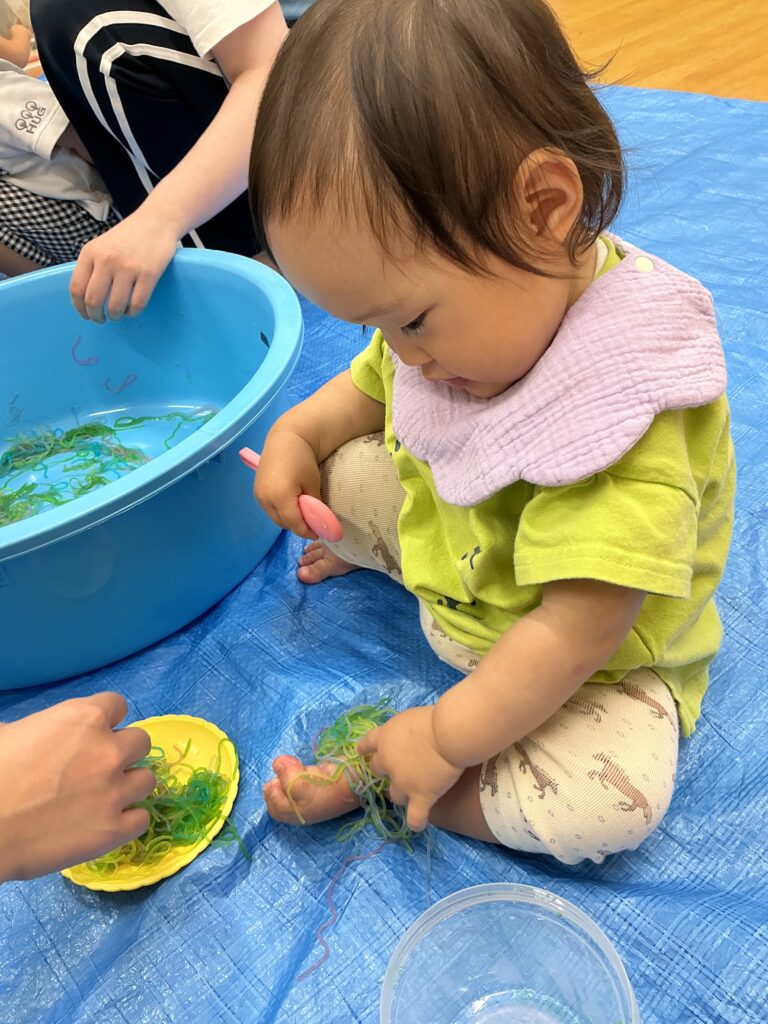 保育園で泡あそびと春雨遊び　くじら保育園　大阪　202607-5
